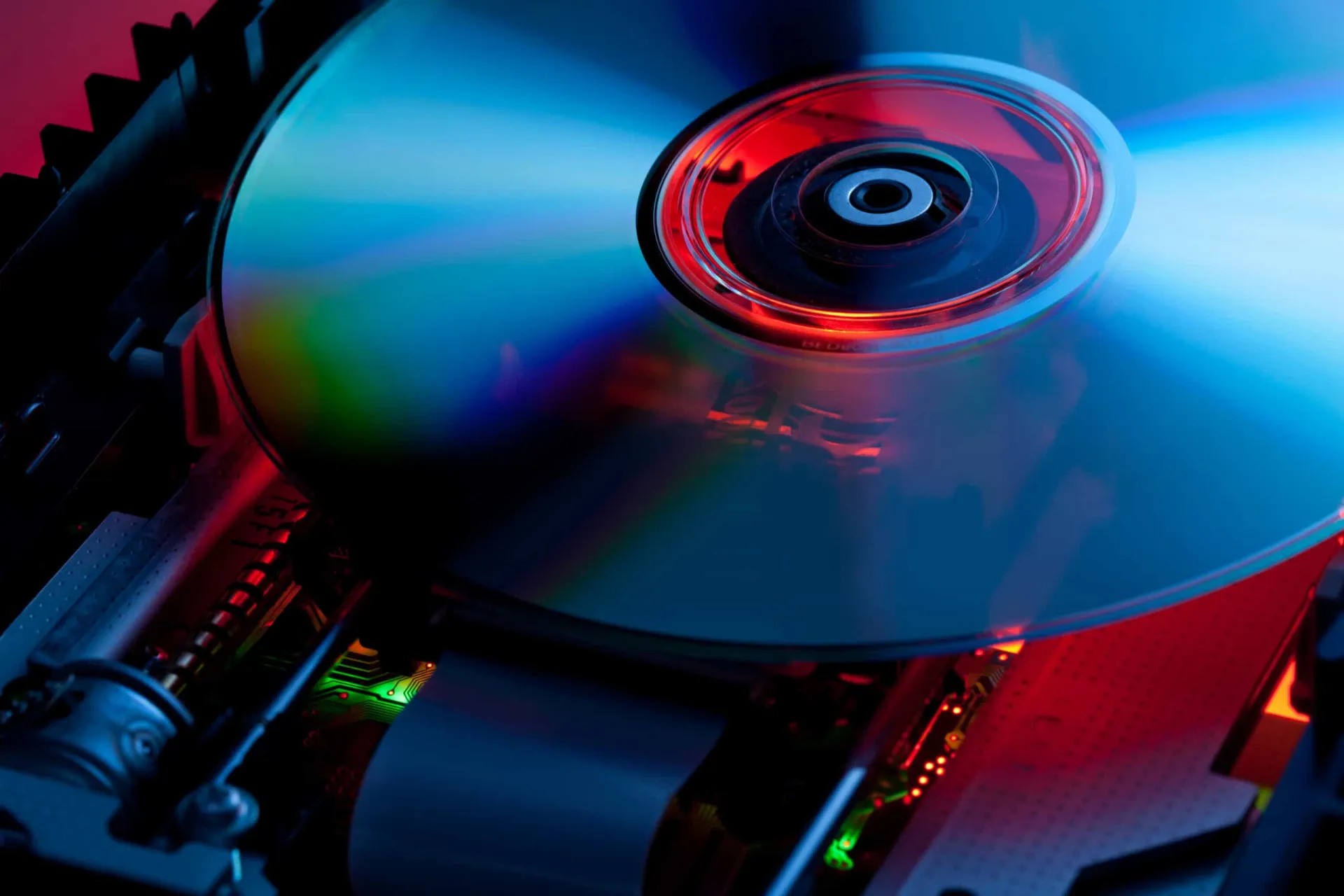 Comparativo entre um DVD comum e um disco 5D, destacando a diferença de estrutura interna.