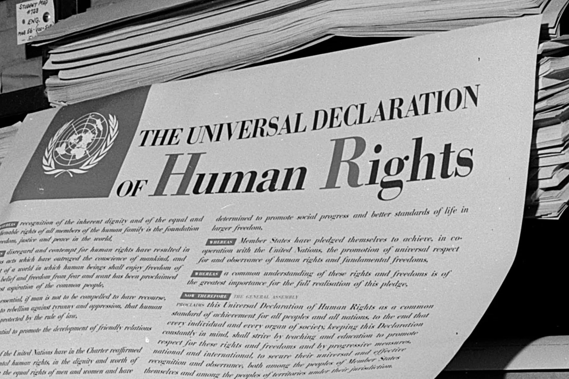 Página da Magna Carta exibida ao lado de um disco 5D, mostrando a união do antigo e do moderno.