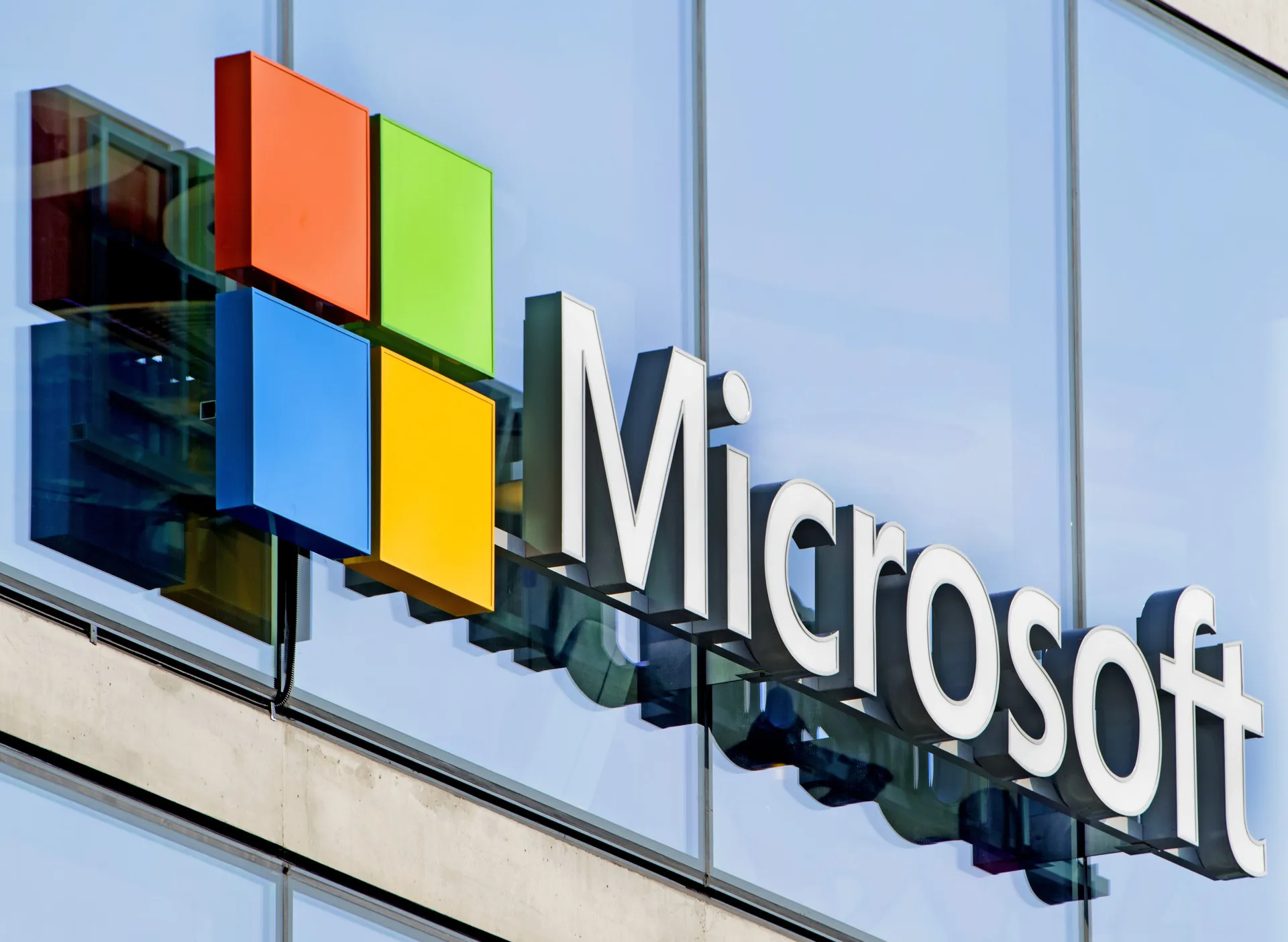 Logo da Microsoft ao lado de uma ilustração de armazenamento em vidro de quartzo.