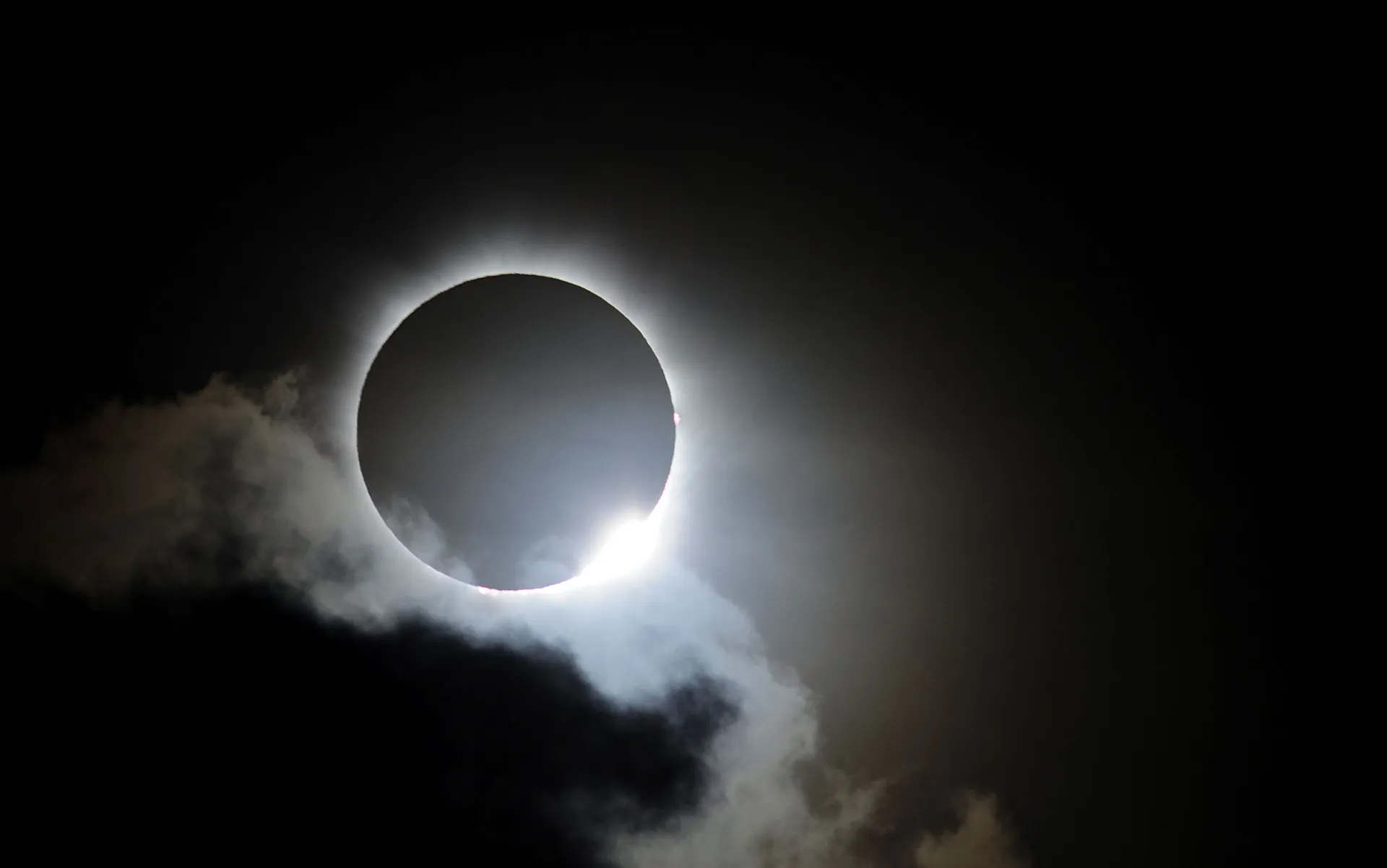Um eclipse solar total, com o sol escurecido e a lua sem brilho, como descrito na profecia.