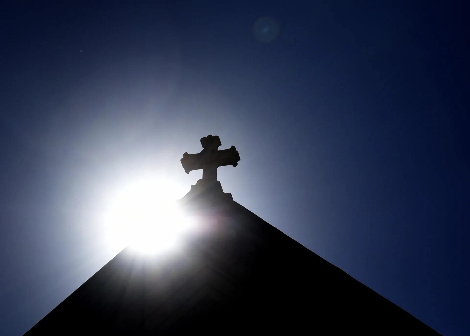Uma cruz brilhante aparecendo no céu entre as nuvens, como o sinal do Filho do Homem.