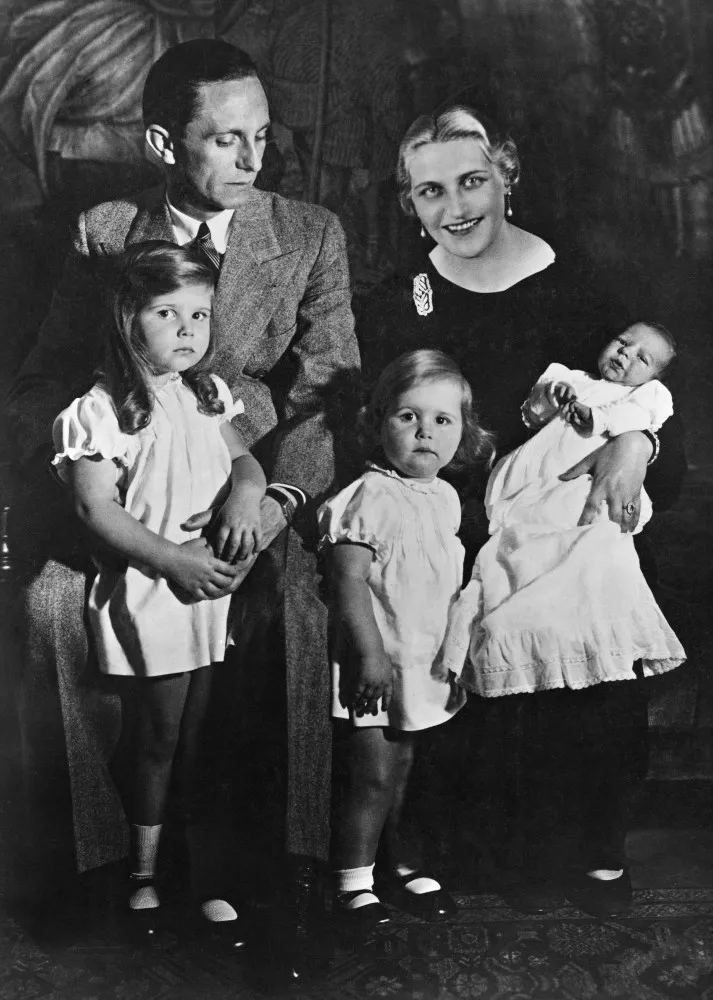 Os corpos das crianças Goebbels sendo examinados por soldados soviéticos no bunker de Hitler.