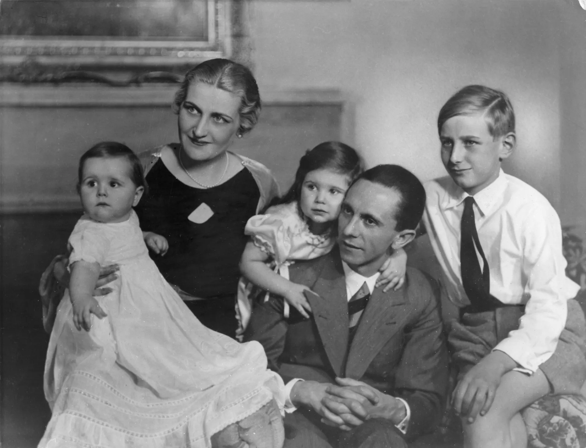 Joseph e Magda Goebbels com seus seis filhos, em um retrato de família aparentemente feliz.
