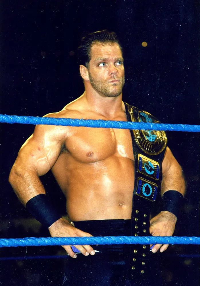 O lutador profissional Chris Benoit posando para uma foto com seu cinturão de campeão.