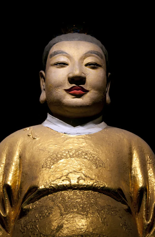Ilustração de um príncipe chinês em vestes tradicionais, com uma expressão solene.