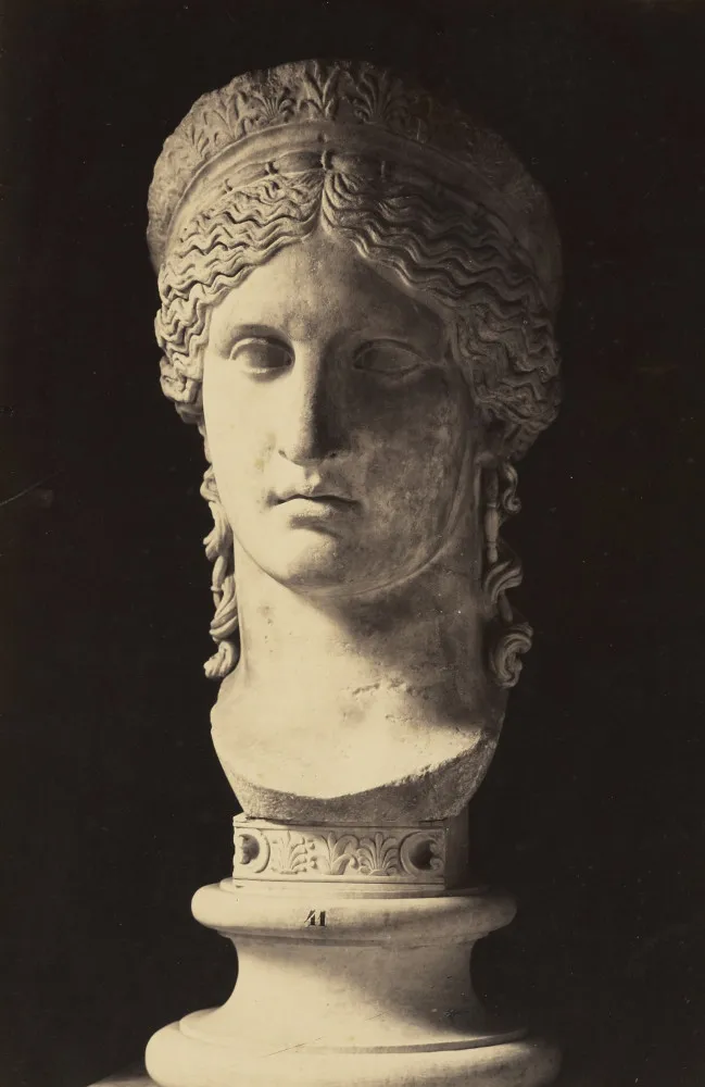 Busto de mármore de Antônia, a Jovem, nobre romana de perfil sério.