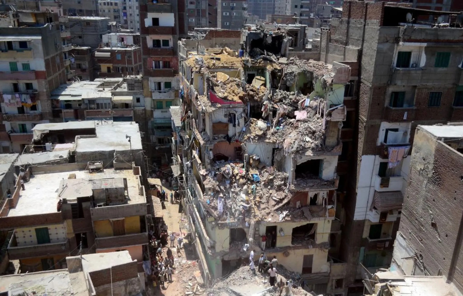 Prédio parcialmente desabado em Alexandria, mostrando a fragilidade das estruturas.