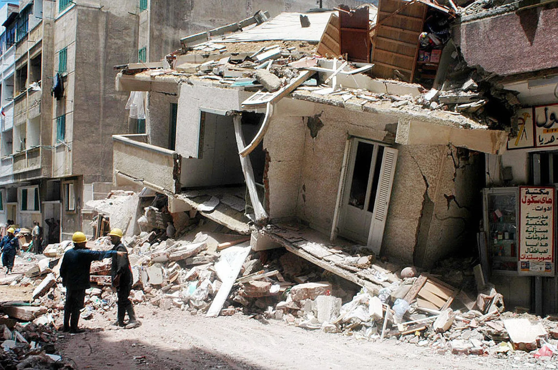 Equipes de resgate trabalhando nos escombros de um prédio desabado em Alexandria em 2005.