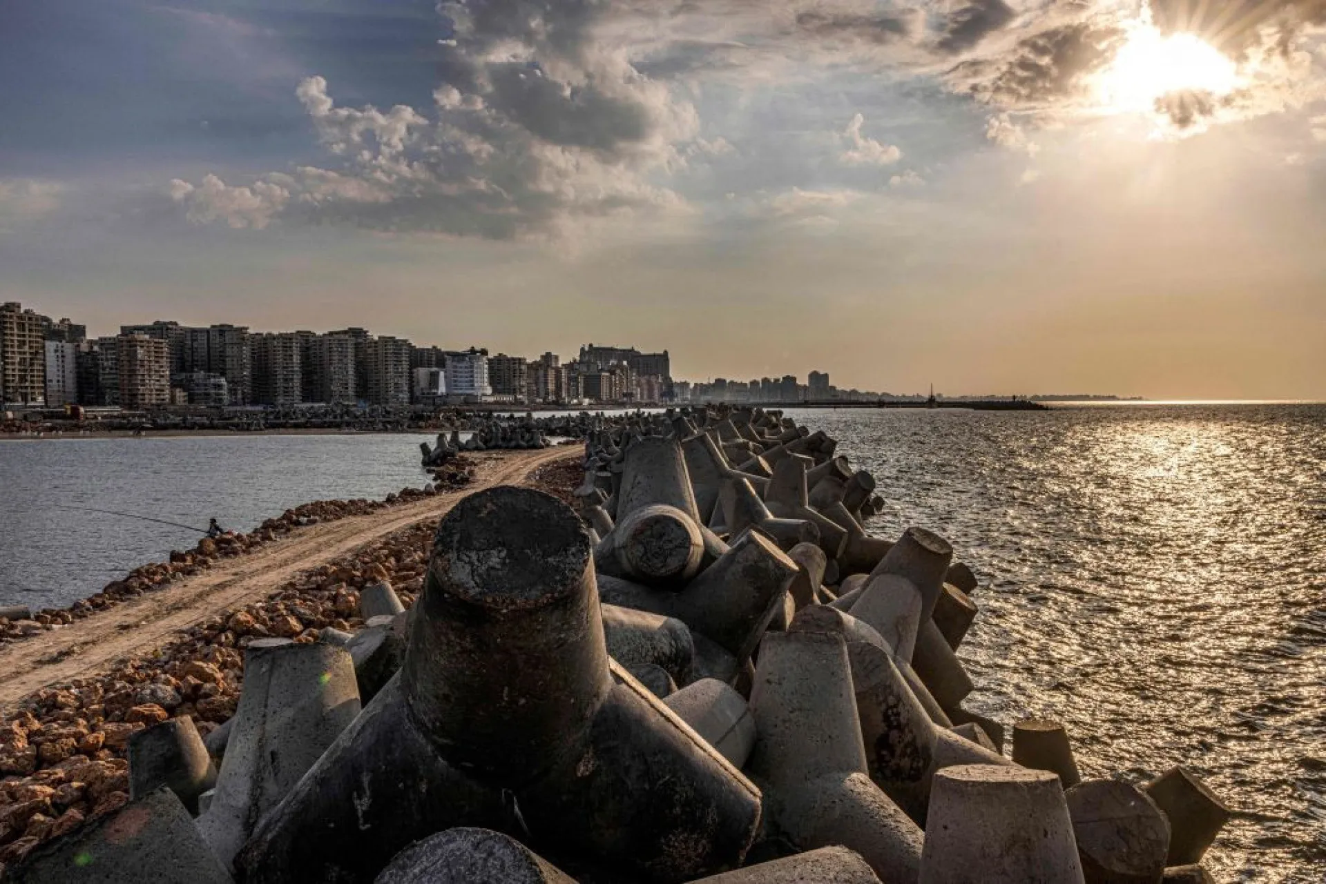 Barreiras de concreto protegendo a histórica Cidadela de Qaitbay do avanço do Mar Mediterrâneo.