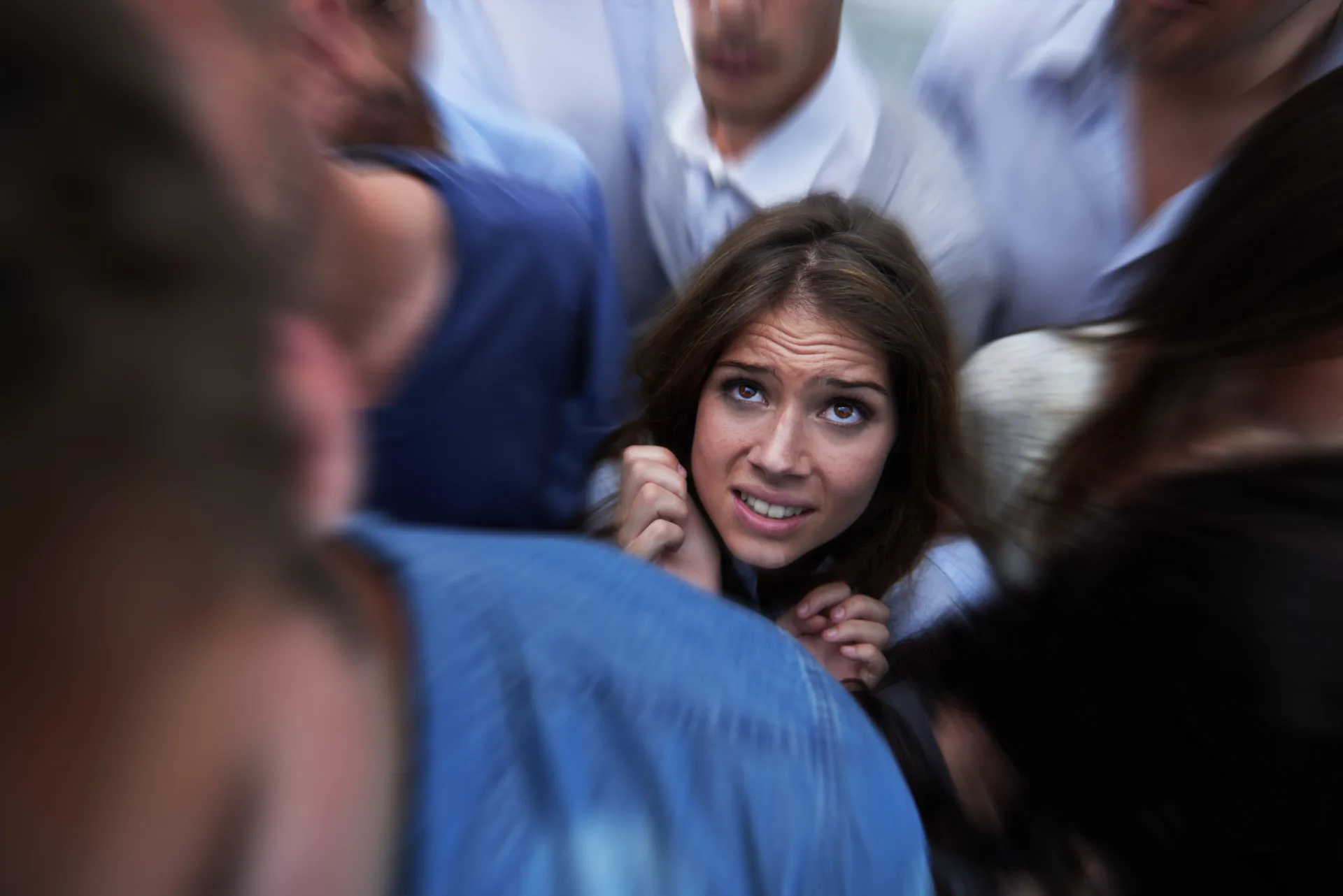 Uma pessoa olhando para fora de uma porta entreaberta, com medo de sair, simbolizando a evitação causada por uma fobia.