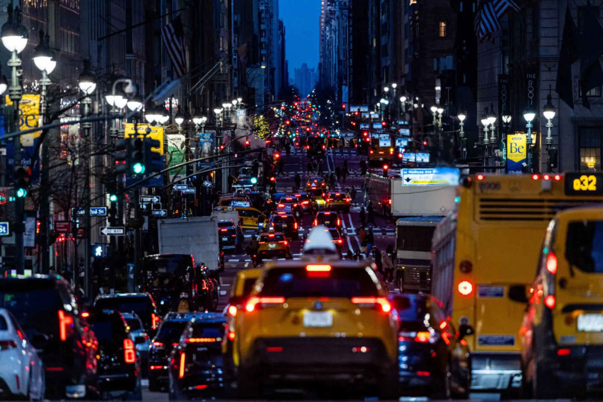 Montagem de imagens de cidades como Nova York, Chicago e São Paulo, mostrando o trânsito intenso.