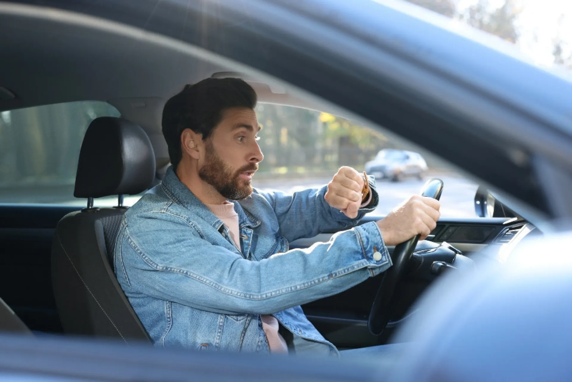Uma mulher visivelmente estressada dirigindo seu carro no meio de um engarrafamento denso.