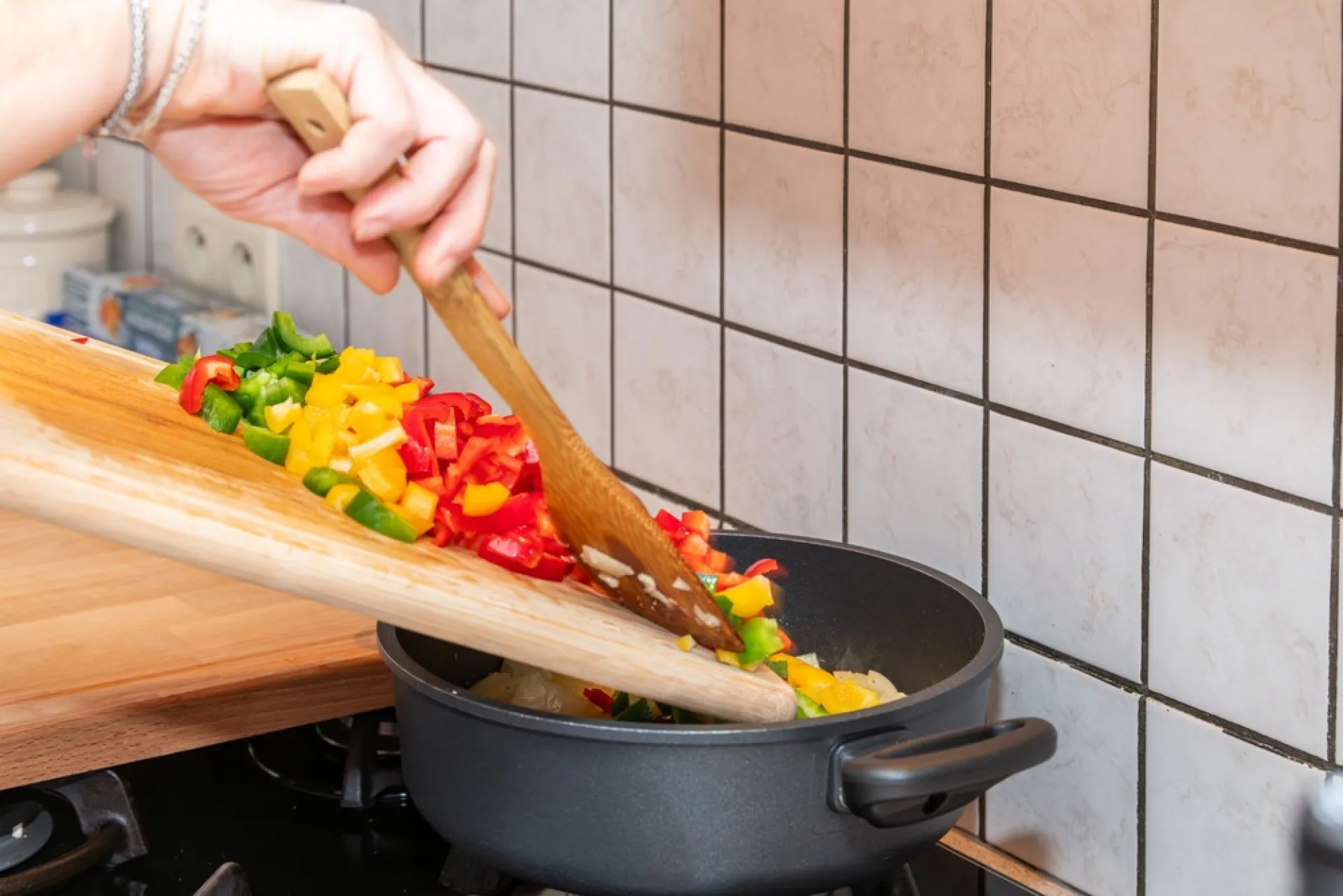 Uma mesa farta com pratos de comida caseira, incluindo saladas, grãos e vegetais frescos.