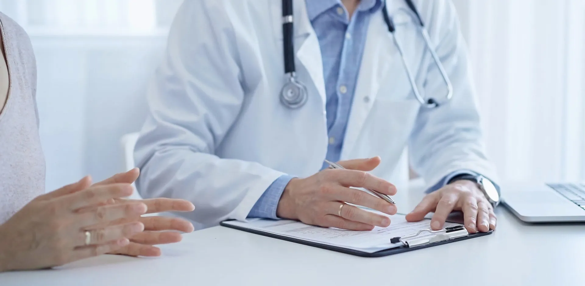 Dois balões de diálogo em direções opostas, ilustrando a diferença de percepção entre médicos e pacientes.