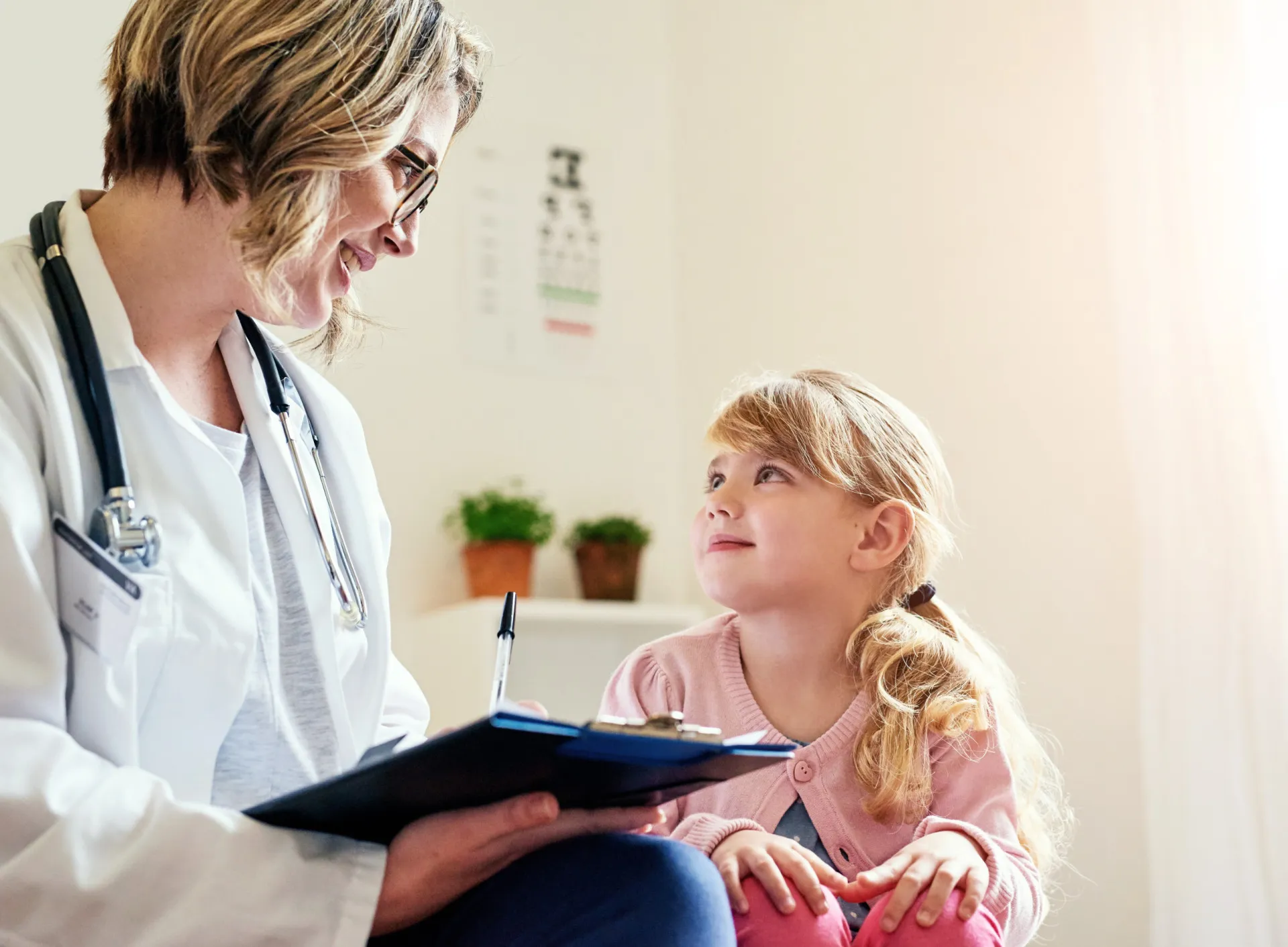 Um médico conversando com um paciente, em um ambiente de consulta, discutindo o diagnóstico.
