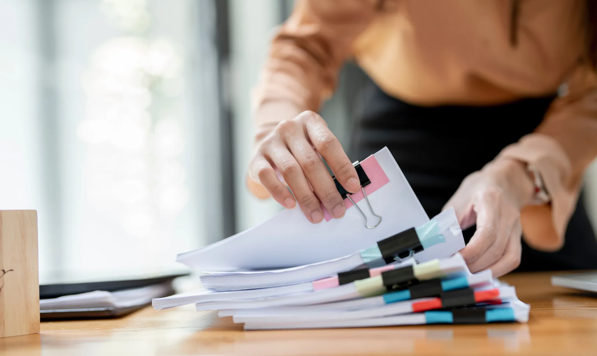 Uma pessoa fazendo anotações em um caderno, simbolizando planejamento e organização.
