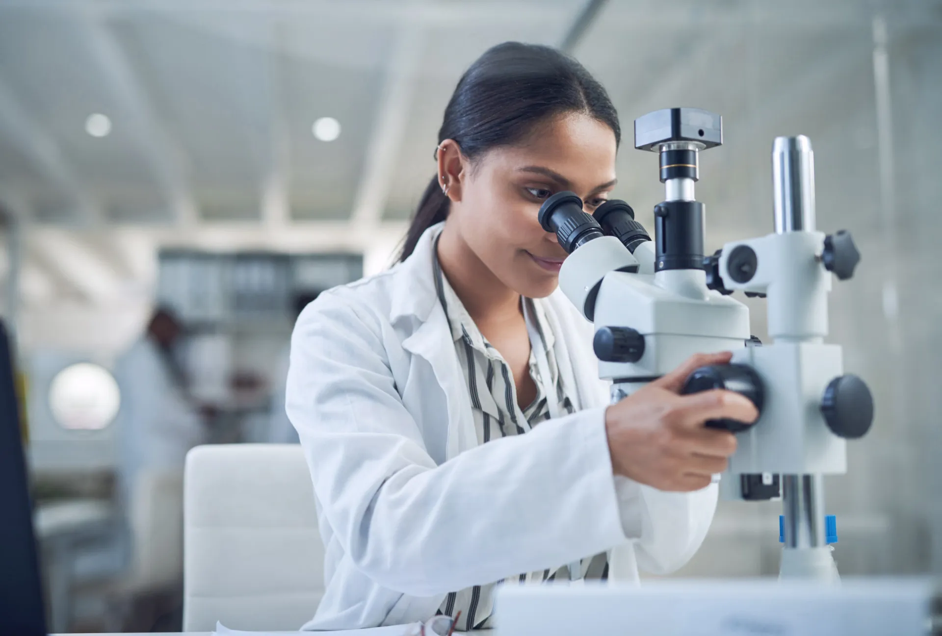 Um cientista olhando para um calendário que se estende por anos, indicando a necessidade de pesquisa de longa duração.