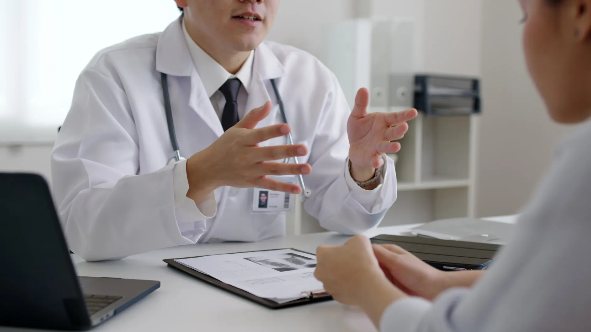 Uma animação de DNA sendo reparado, simbolizando os tratamentos médicos inovadores que podem surgir.