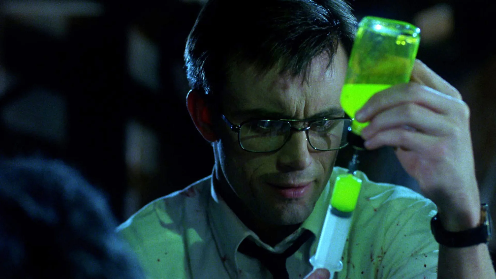 Cena do filme 'Re-Animator: A Hora dos Mortos Vivos', mostrando as consequências perigosas de reanimar tecidos mortos.