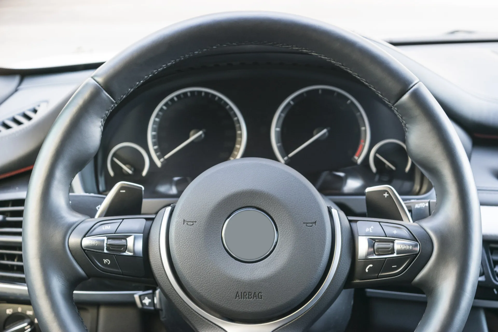 Um carro desmontado em várias peças, como rodas, volante e portas, flutuando separadamente.