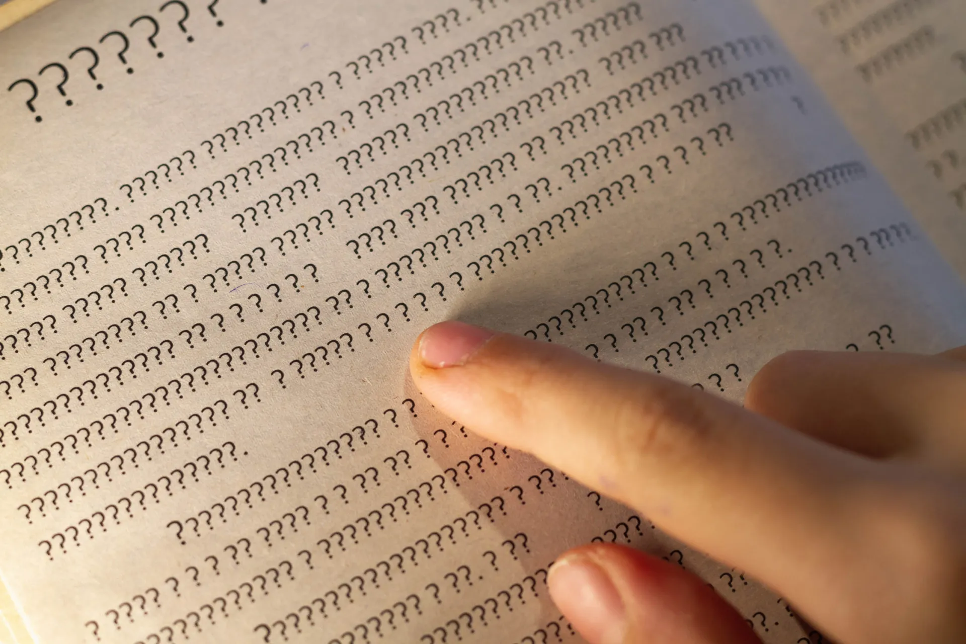 Página de um livro com letras embaralhadas e sem sentido, representando a dificuldade de leitura na alexia.