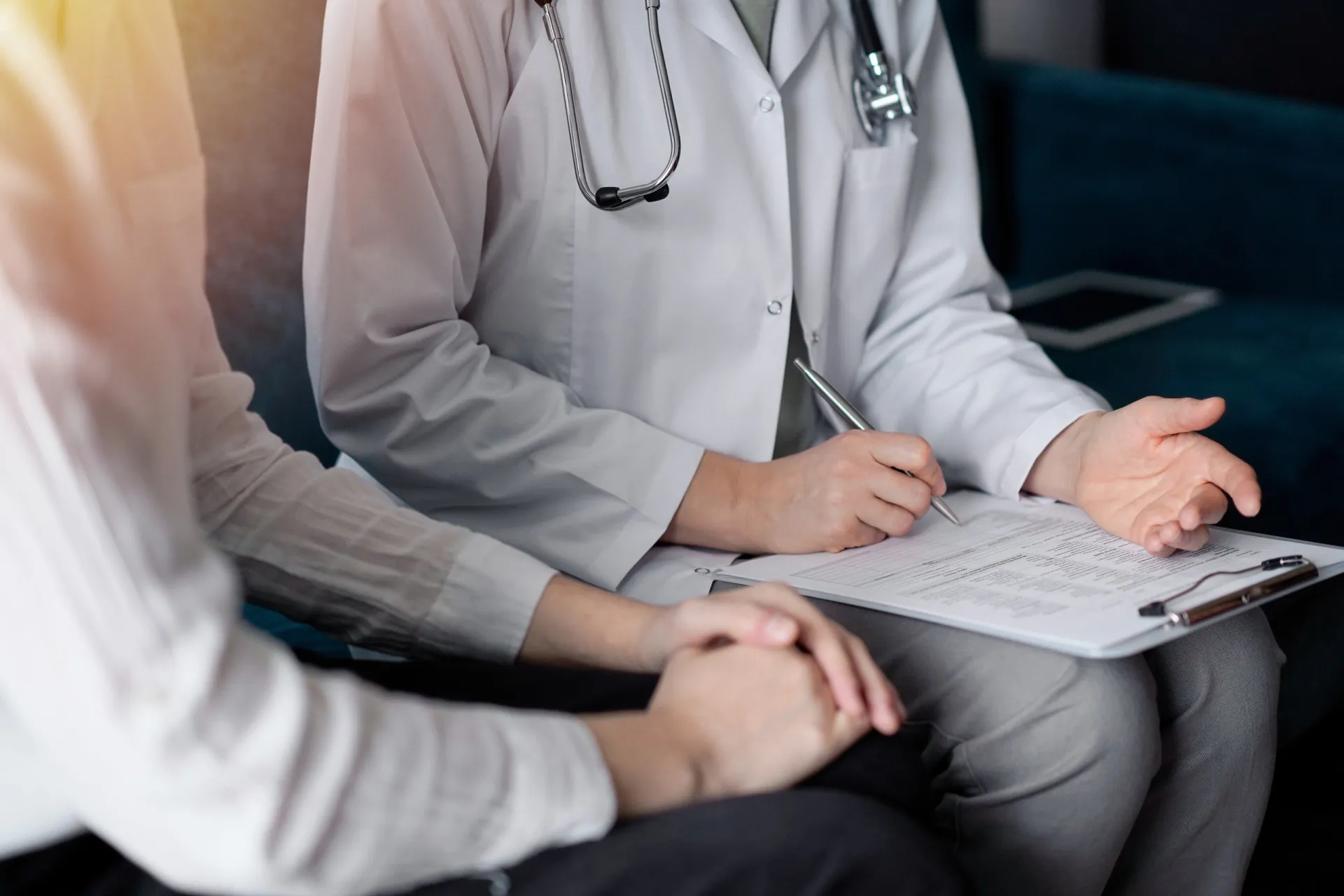 Médico analisando detalhadamente exames de imagem do cérebro de um paciente em uma tela.