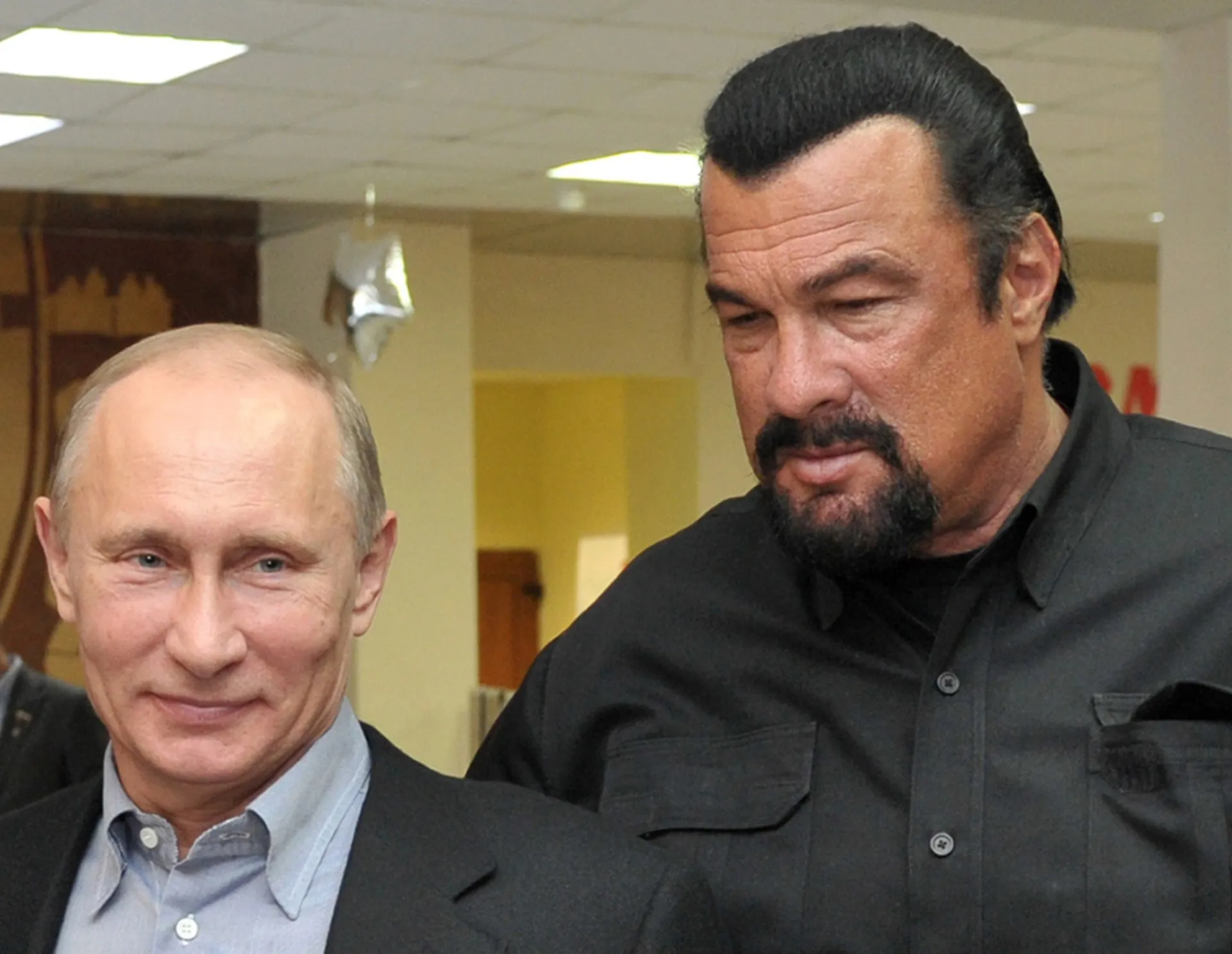 Steven Seagal recebendo a Ordem da Amizade de Vladimir Putin em 2023.