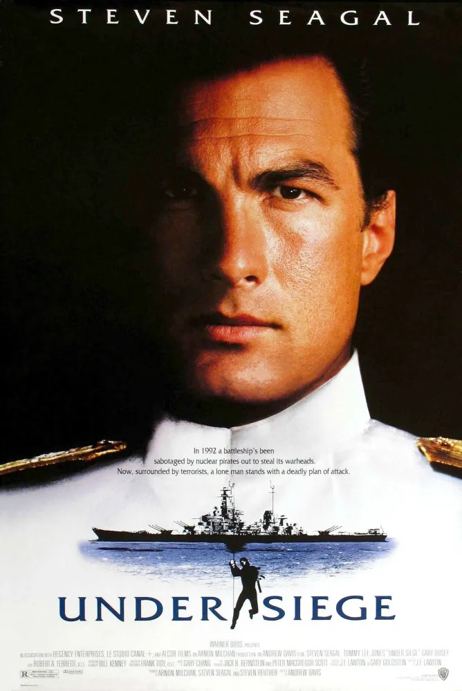 Cena icônica de 'A Força em Alerta', com Steven Seagal ao lado de Tommy Lee Jones.