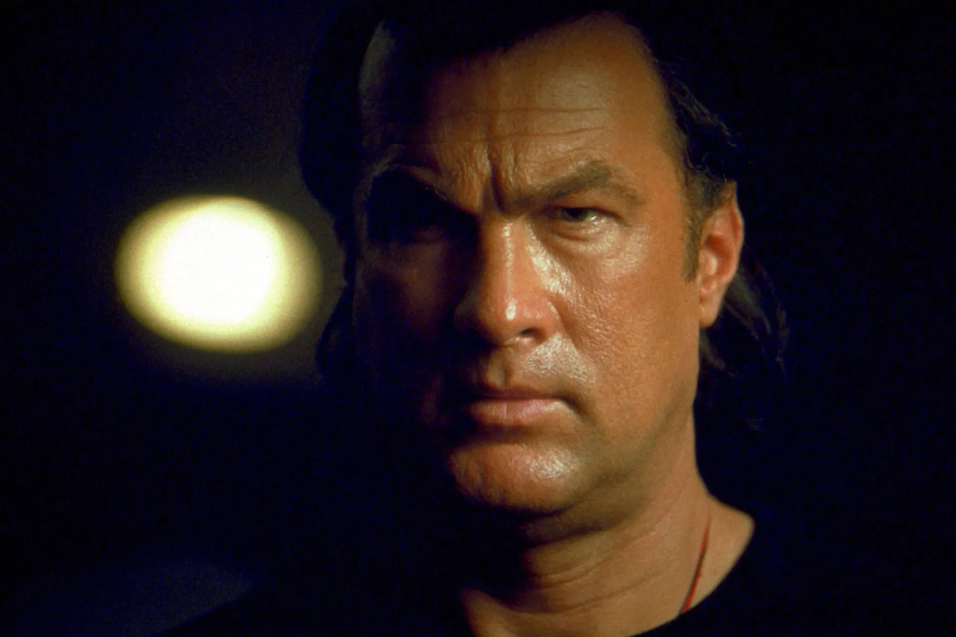 Steven Seagal ao lado de Dennis Hopper e Tom Sizemore no filme 'Ticker - Ameaça Infernal'.