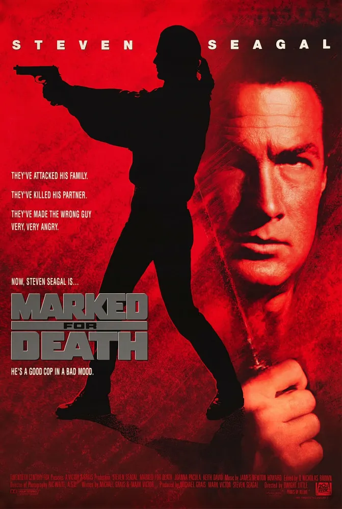 Steven Seagal em cena do filme 'Marcado para a Morte', com seu icônico rabo de cavalo.