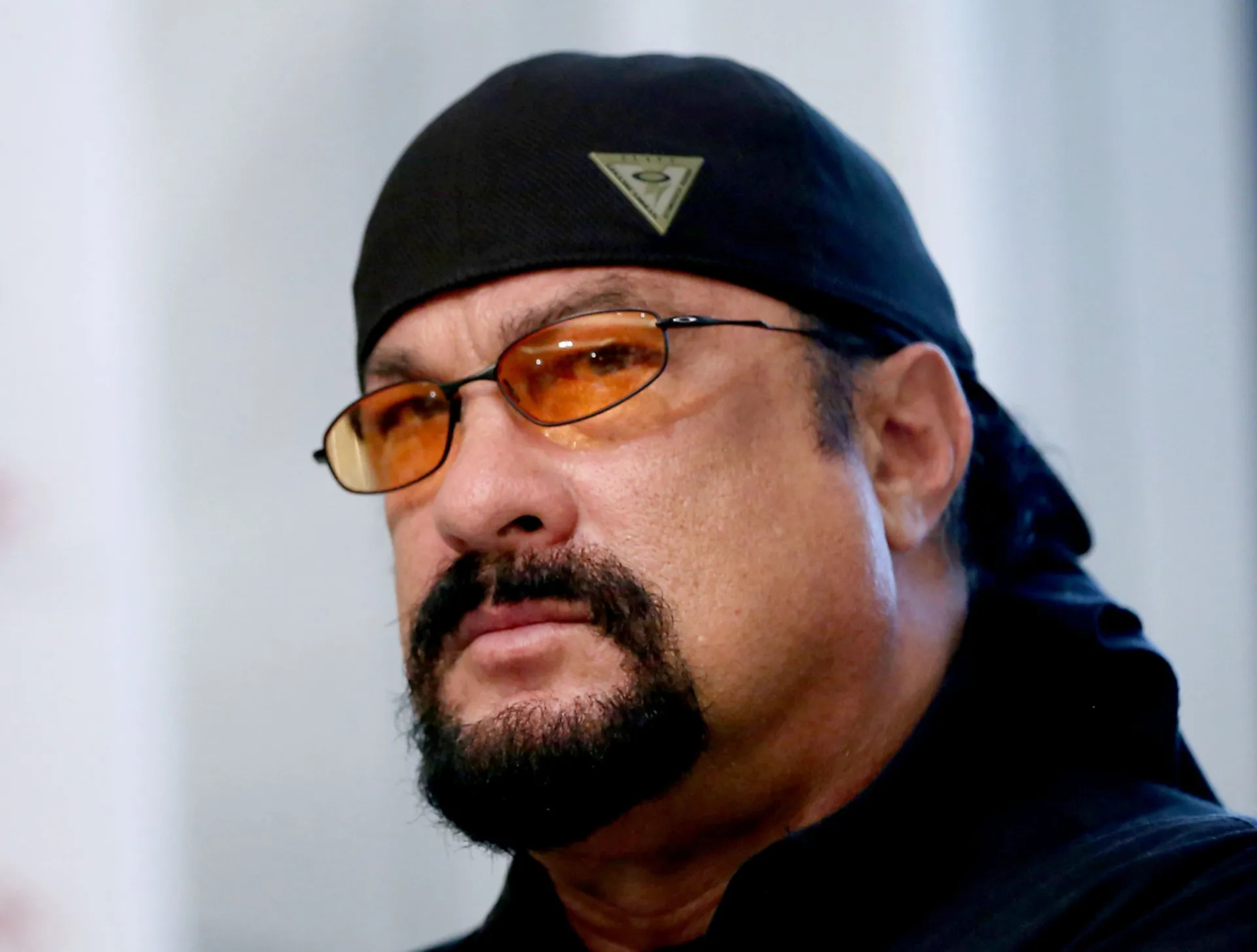Steven Seagal e o presidente russo Vladimir Putin juntos em um evento oficial.