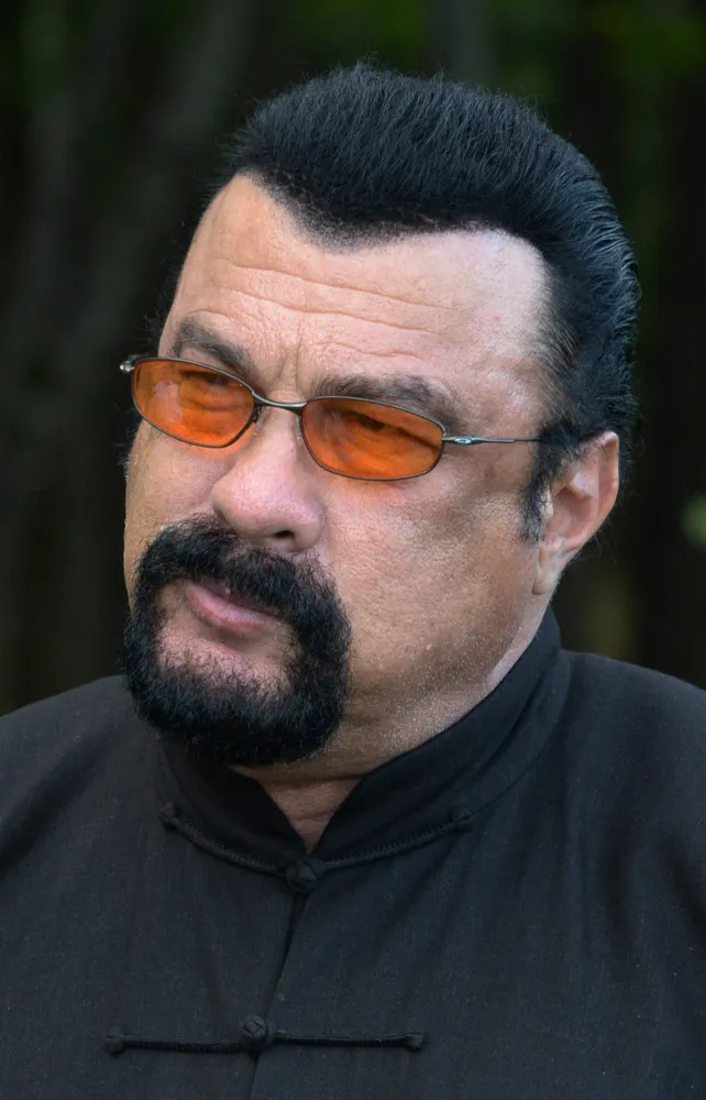 Steven Seagal durante uma entrevista tensa, antes de abandonar a conversa.