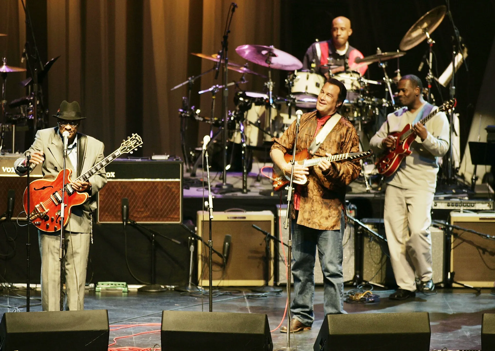 Steven Seagal tocando ao lado do lendário guitarrista de blues Hubert Sumlin.