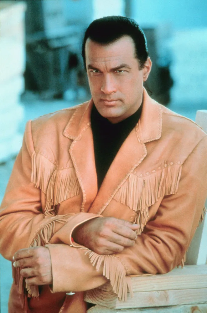 Steven Seagal em 'Ameaça Subterrânea', onde interpretou um agente ambientalista.