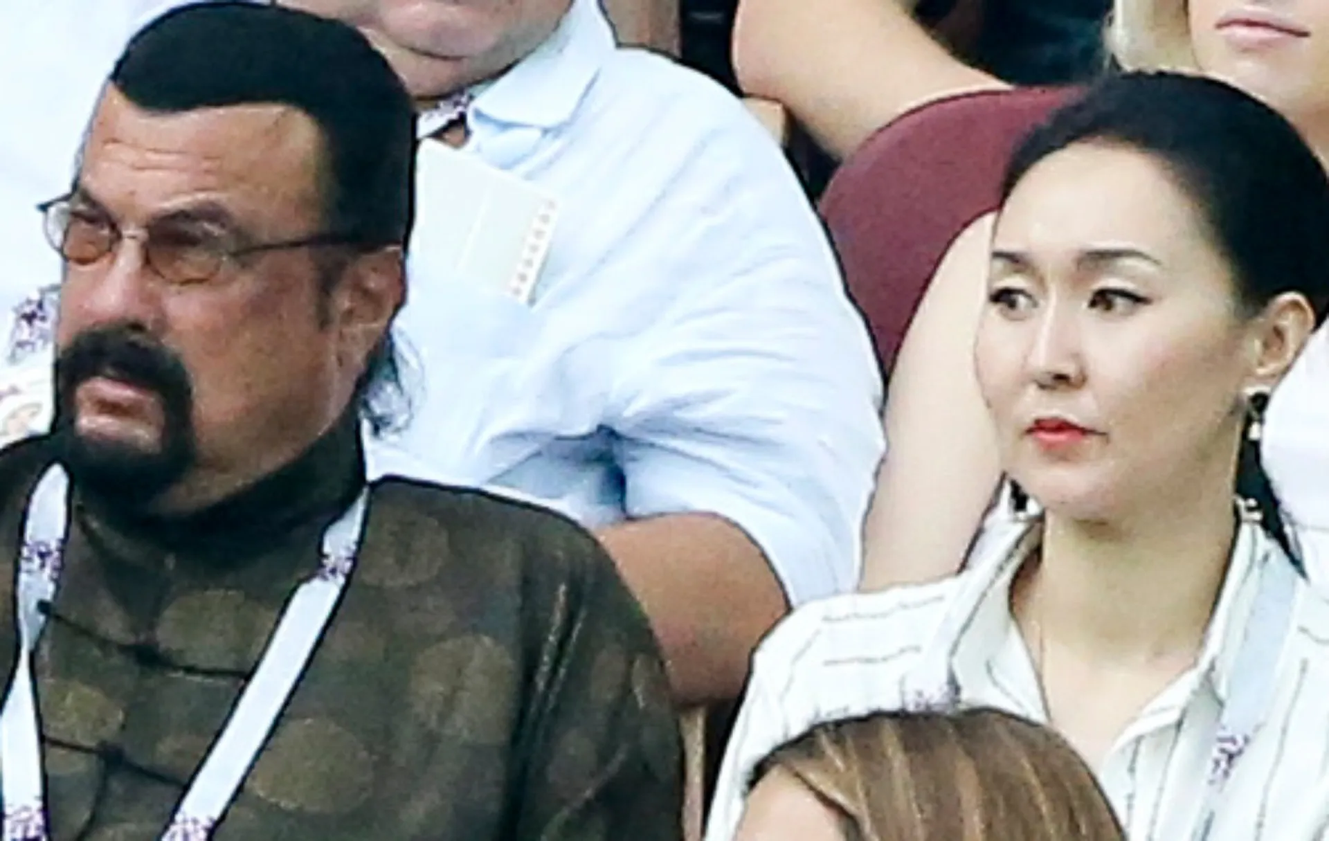 Steven Seagal e sua esposa Erdenetuya Batsukh assistindo a um jogo de futebol em Moscou.