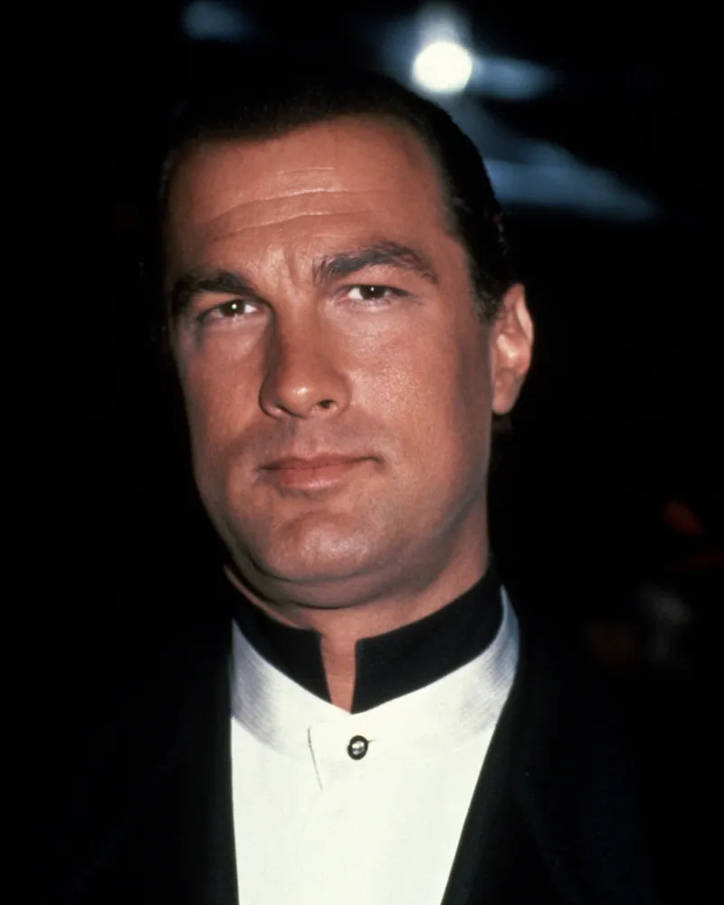 Steven Seagal em uma coletiva de imprensa, enfrentando o escrutínio da mídia.