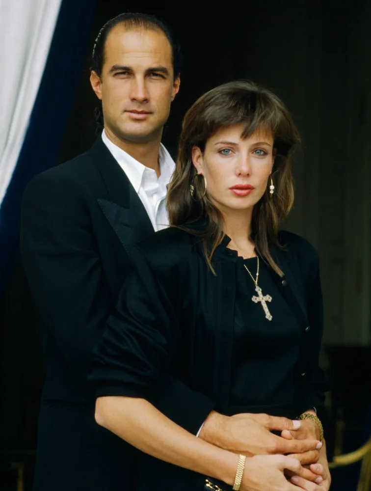 Steven Seagal ao lado da atriz Kelly LeBrock, com quem foi casado nos anos 80 e 90.