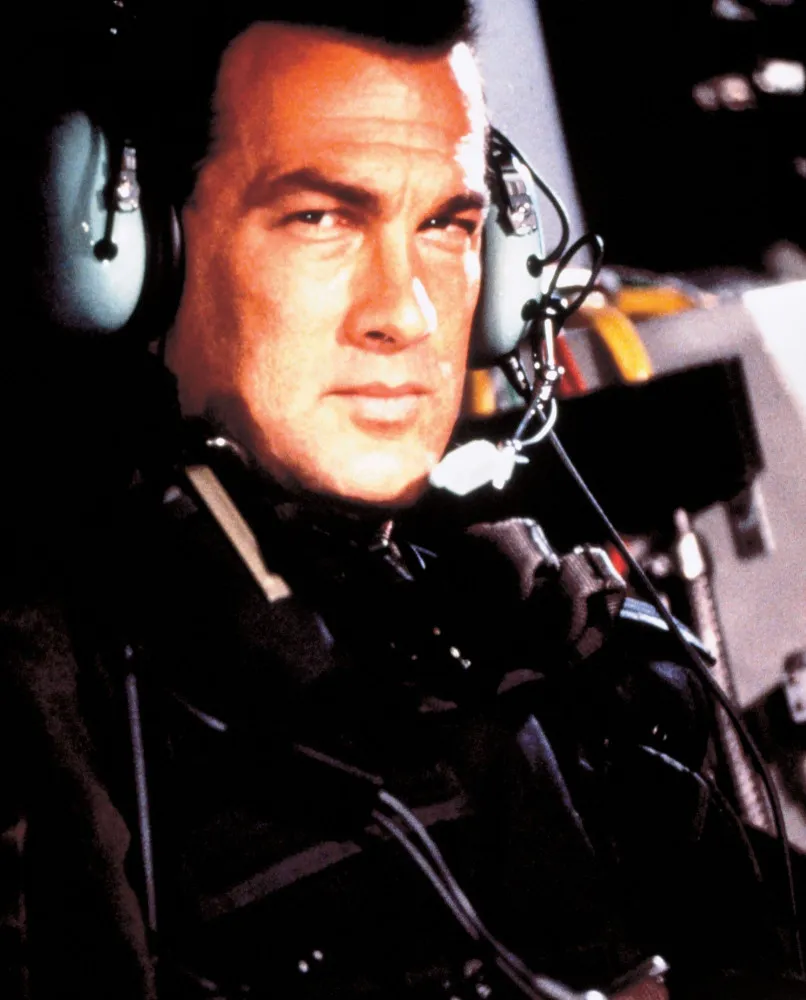 Kurt Russell e Steven Seagal em 'Momento Crítico', filme que surpreendeu os fãs do ator.