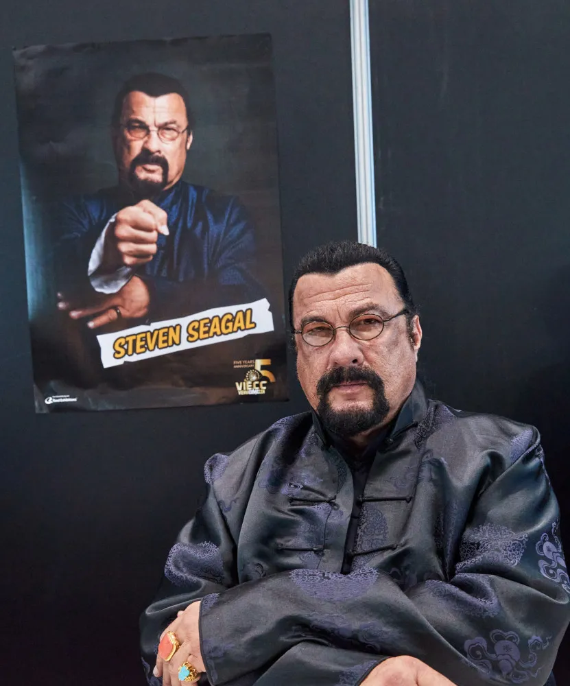 Steven Seagal em uma cena de um de seus filmes mais recentes, em um papel secundário.