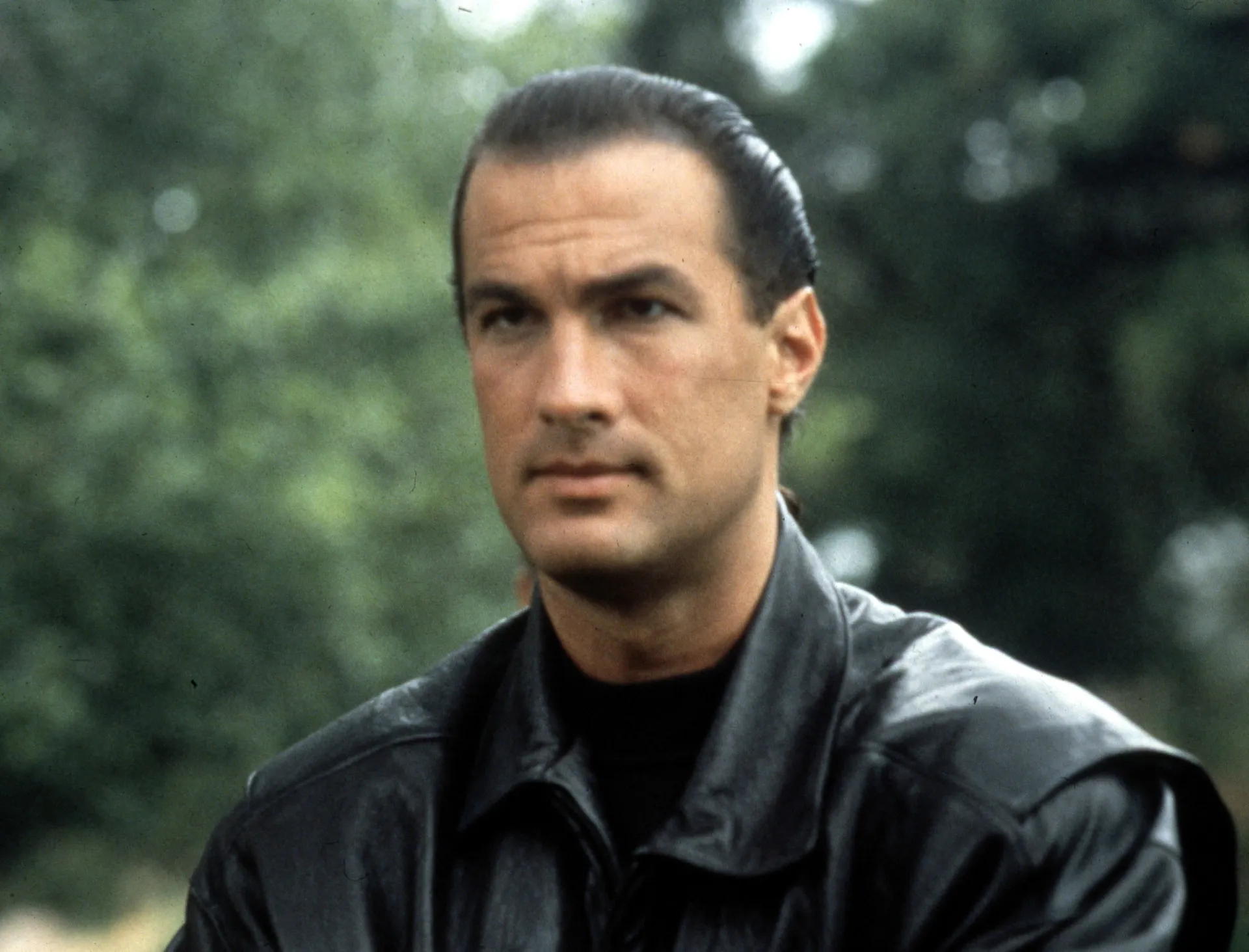Steven Seagal em uma cena de ação do filme 'Difícil de Matar' de 1990.