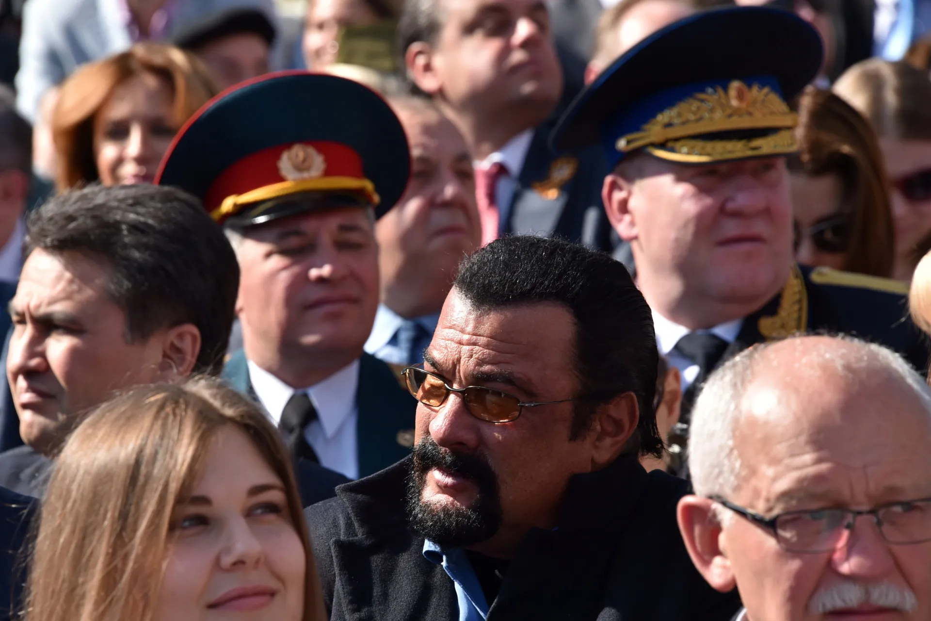 Steven Seagal presente no desfile militar do Dia da Vitória na Praça Vermelha, em Moscou.