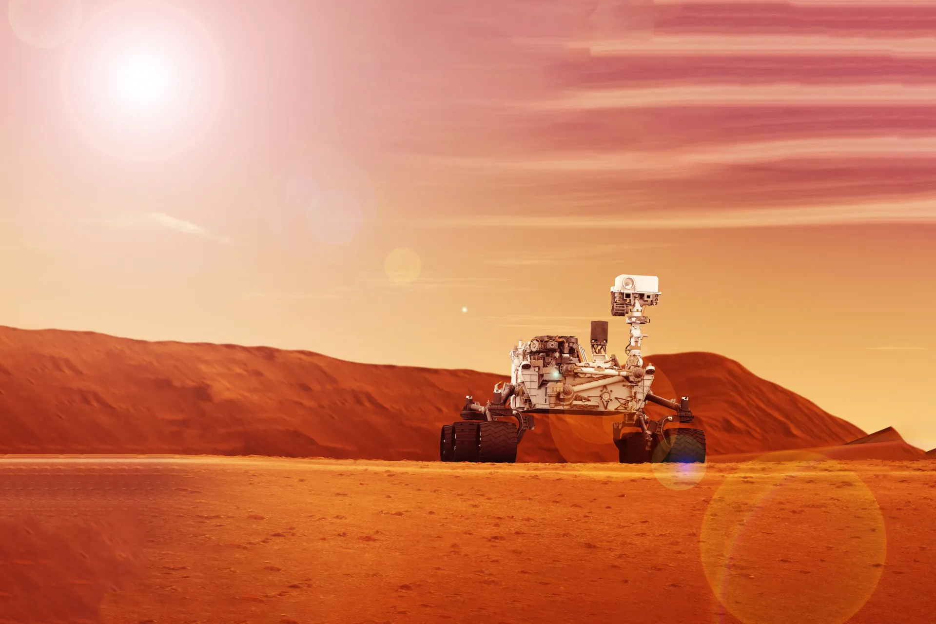 Um astronauta observando a superfície rochosa e avermelhada de Marte.