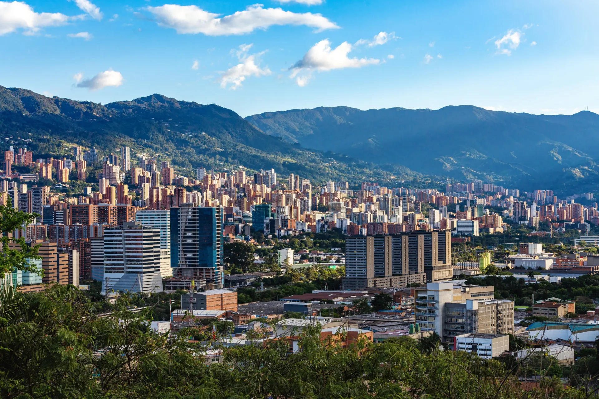 Praça Bolívar em Bogotá, Colômbia, com a catedral e o palácio da justiça.