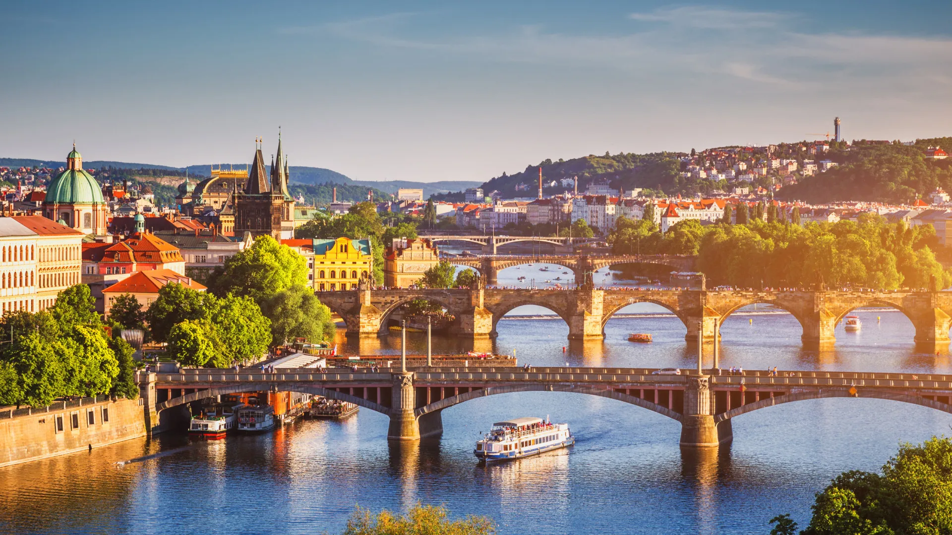 A Ponte Carlos e o Castelo de Praga, na República Tcheca.