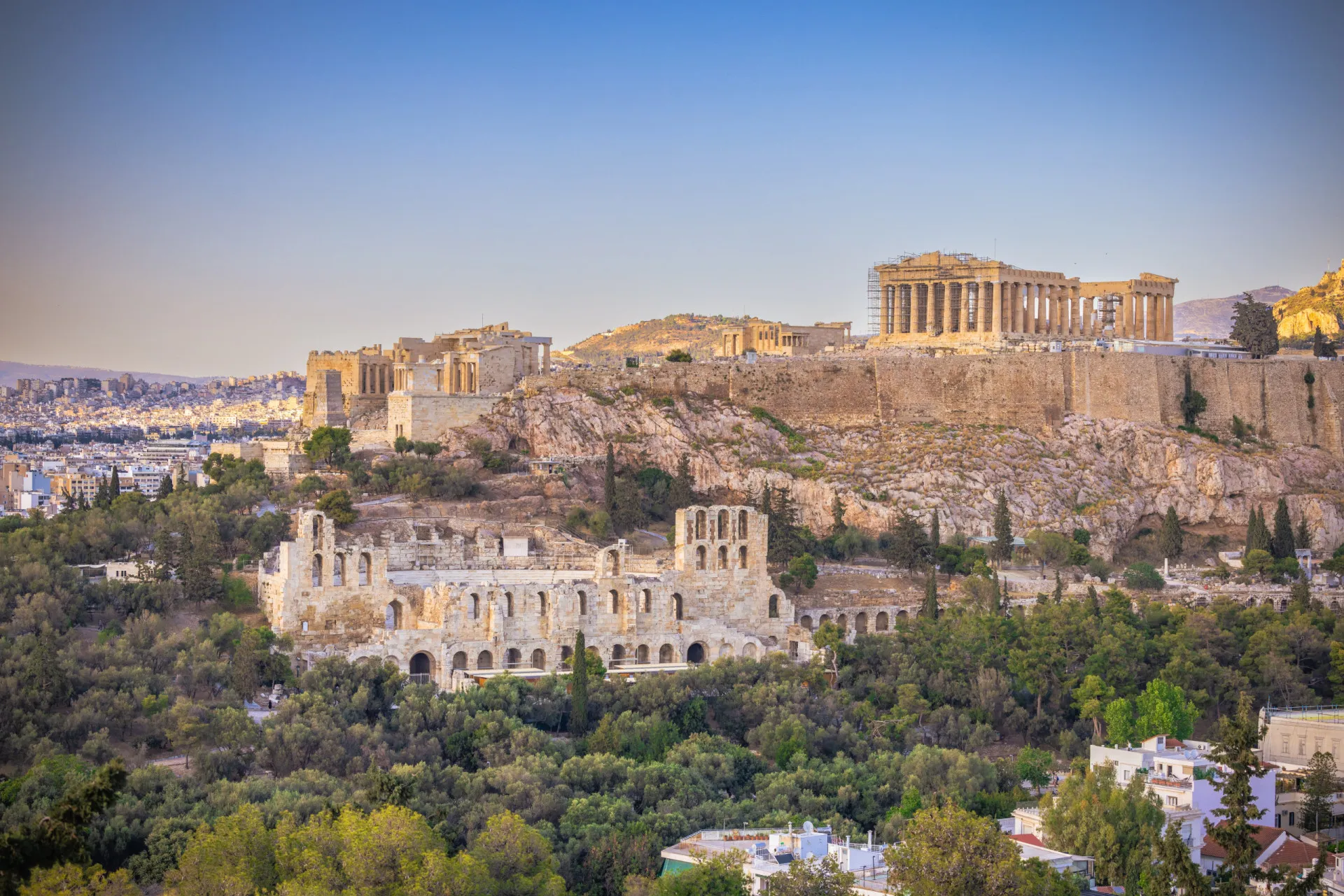 A Acrópole de Atenas, um dos monumentos mais famosos do mundo, com a cidade ao fundo.
