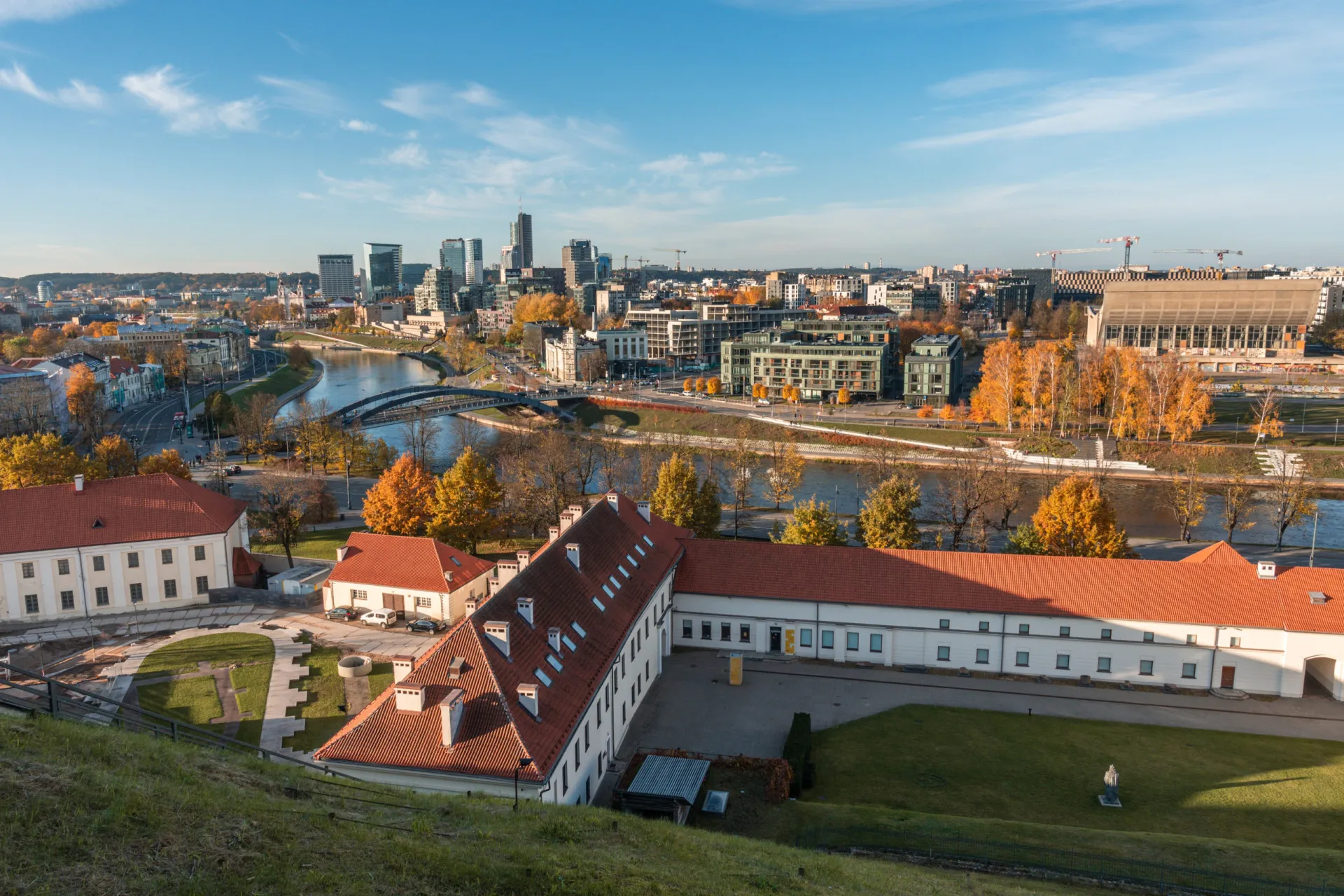 Paisagem urbana de Vilnius, capital da Lituânia, com suas igrejas e arquitetura barroca.