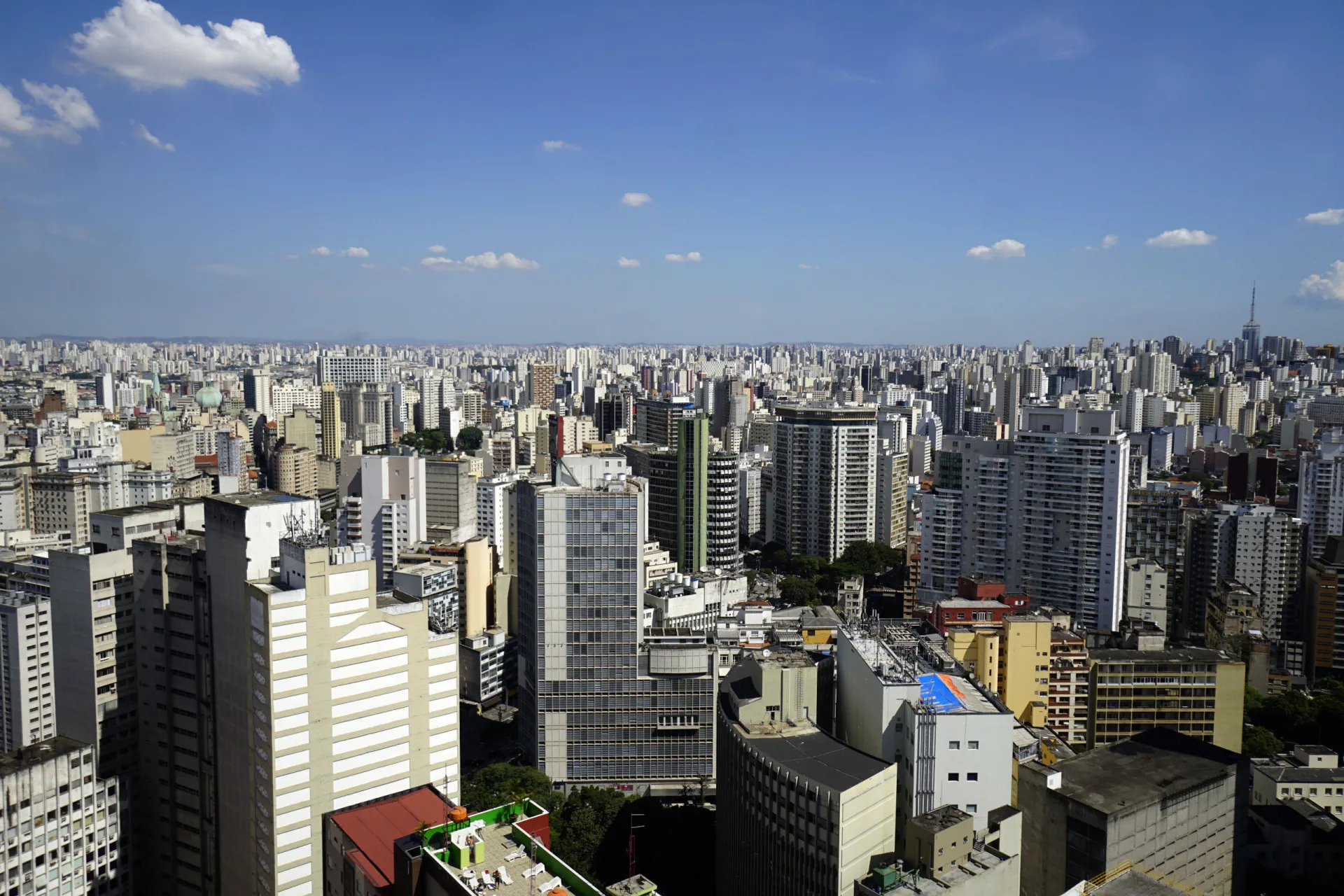 Bandeira do Brasil tremulando, representando a nação e seus desafios sociais.