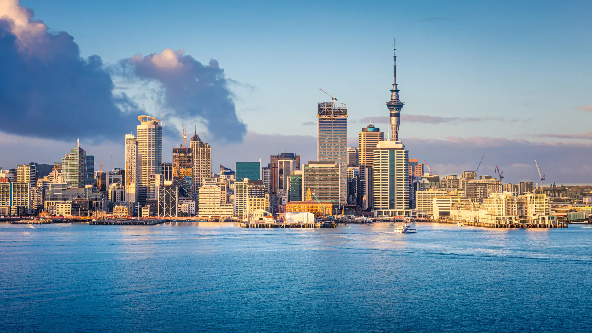 Vista da Sky Tower e do horizonte de Auckland, Nova Zelândia.