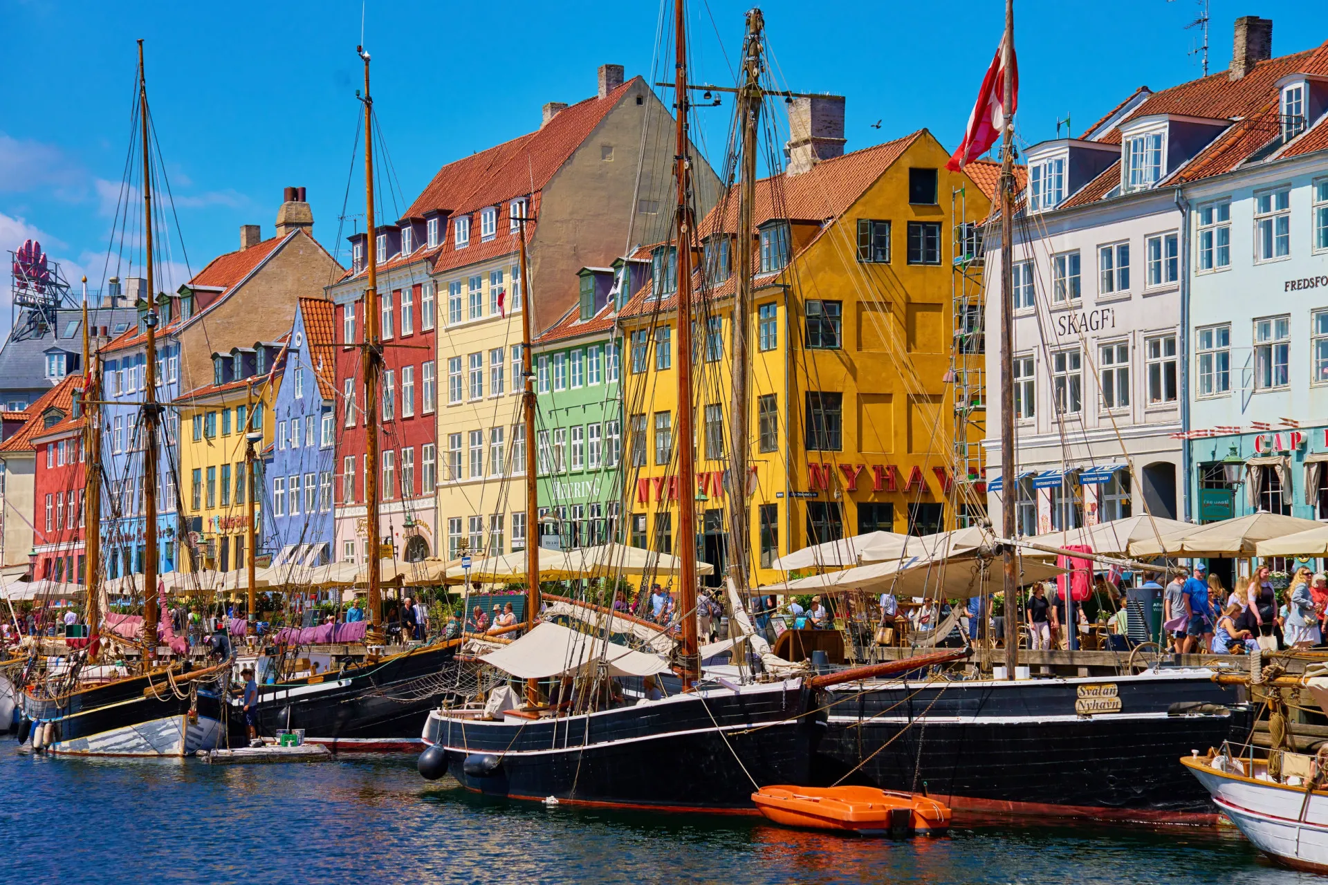 Casas coloridas ao longo do canal de Nyhavn em Copenhagen, Dinamarca.