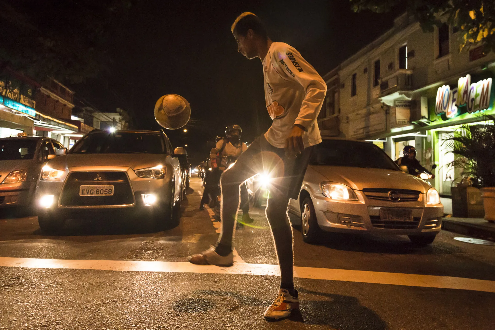 Pessoa sendo cadastrada por um agente social em um centro de assistência.